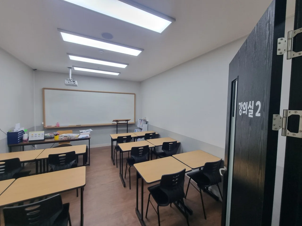 위캔매쓰 강의실 2의 책상과 화이트보드