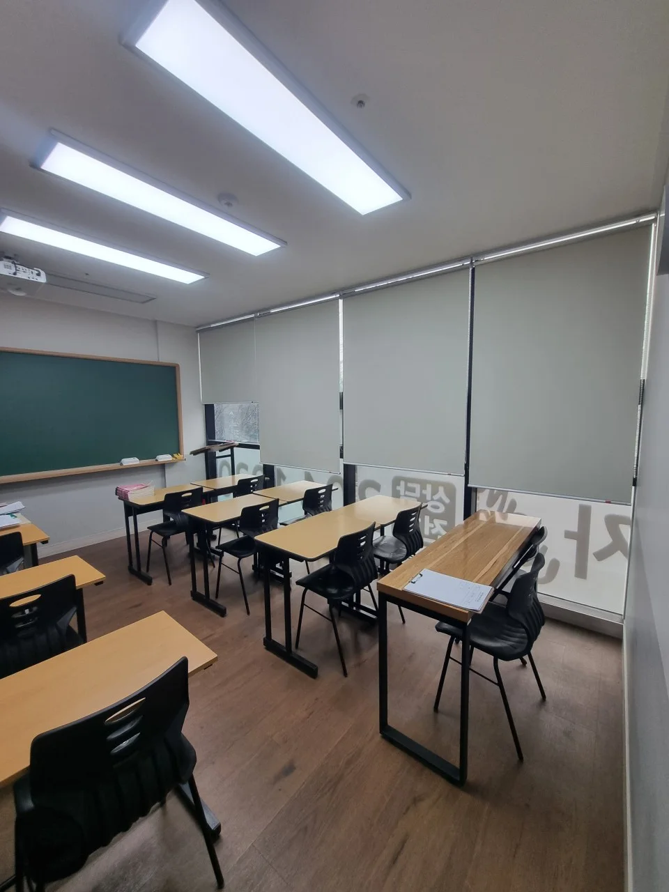 창가 블라인드와 칠판이 있는 위캔매쓰 강의실
